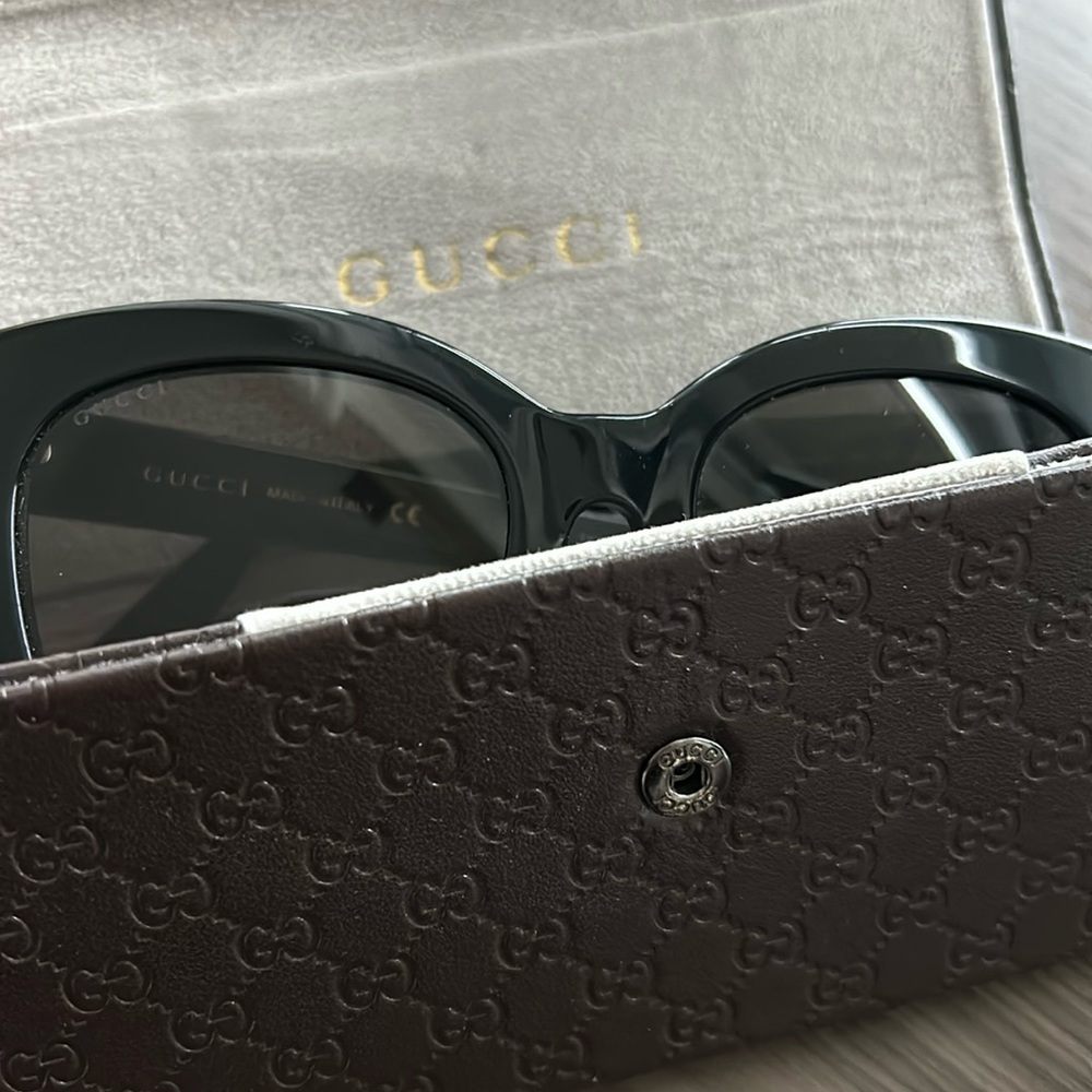 COPY - Gucci cat-eye black sunglasses with case